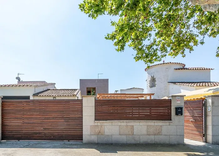 Apart-Rent Casa Al Canal Llobregat 0106 Empuriabrava avec Piscine