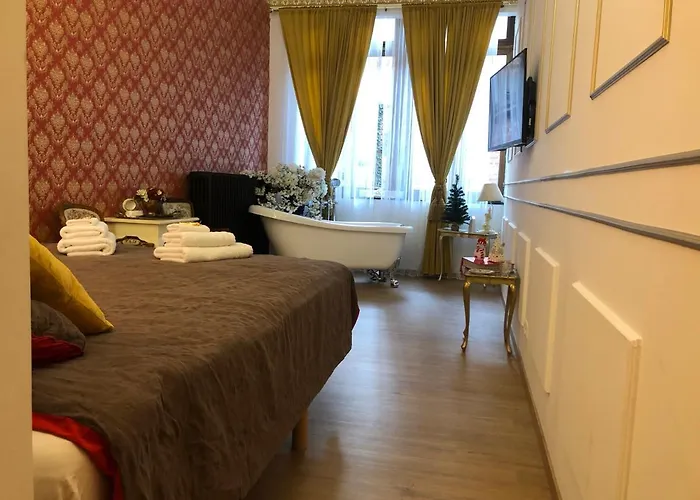 Love Nest Versailles - Unique Louis XIV Decoration - Calm Location Right In City Center Namur