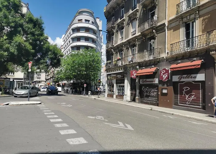 Bel appartement charme ancien dans quartier animé Grenoble