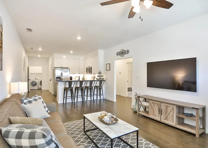 Hill Country Haven A Modern Rustic - 2 Bedroom 2 Bathroom Townhouse Off Main Street Fredericksburg