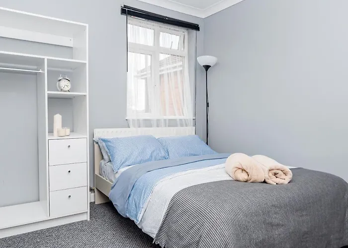 Shirley House 2, Self Catering Guest House, Self Check In, Smart Locks, 10 Min Walk To Southampton General, Aspire And Princess Anne Hospitals, Access To Fully Equipped Kitchen, Excellent Transport Links, Ideal For Longer Stays And Hospital Shifts