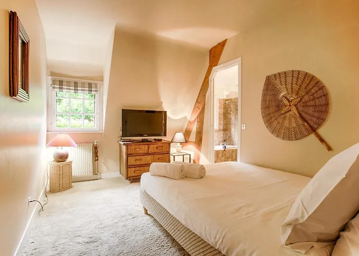 Villa Maison Normande avec Jardin et Jacuzzi à Deauville