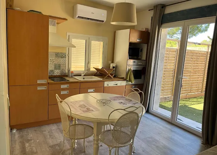 Maison de plein pied divisée en 2 appartements F3 independant, situé à Jacou, à 15km des plages, 5km de montpellier centre, attention le tarif proposé est pour un appartement si vous souhaitez louer les 2 réservez 2 hébergements