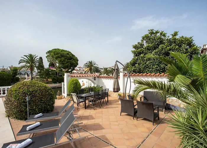 2011 Casa De Planta Baja Con Piscina Y Amarre By Homeselectspain Empuriabrava
