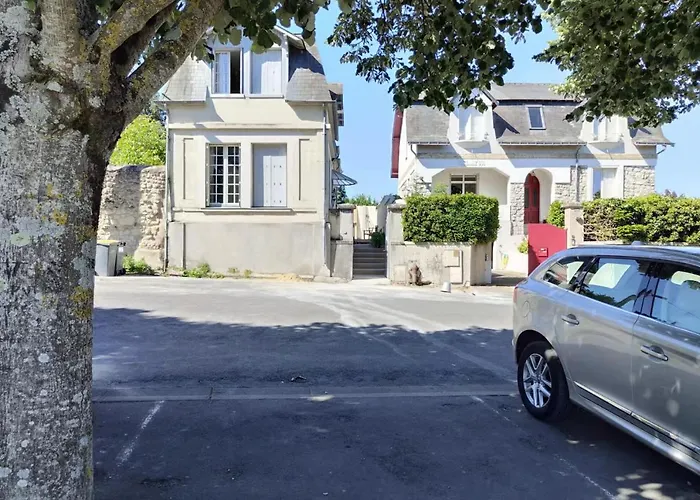 Chambre grise dans une demeure du 16ème à Saumur comprenant cuisine équipée acceptant les animaux