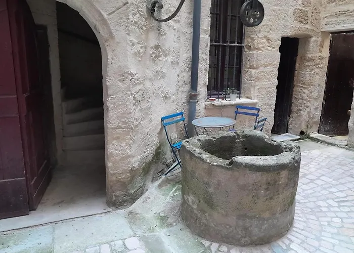 Petit cocon en plein centre historique d'Uzès - Place aux herbes en zone piétonnière