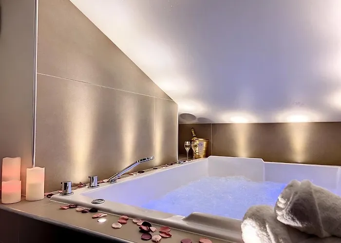 Cocon Blanc câlin avec Jacuzzi privatif - LoveRoom Insolite Saint-Etienne 