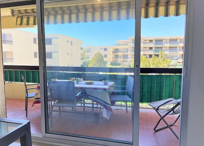 Appartement rénové 2021 avec balcon et garage, proche golf, 3 pièces, 6 couchages, Le Lavandou. - FR-1-251-425
