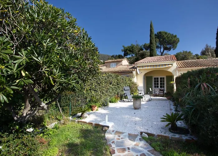 Holiday Home Les Mas de Pramousquier-2 Le Le Rayol-Canadel-sur-Mer avec Piscine