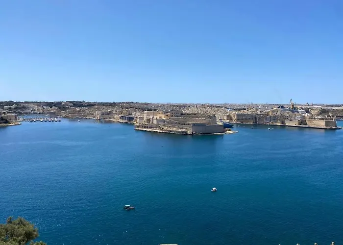 Valletta Majestic Grand Harbour View 3-Bedroom By Malta Weekend