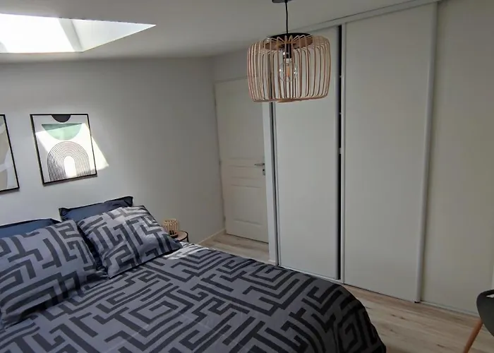 Maison de ville 600 m du Marché La Rochelle  Privée