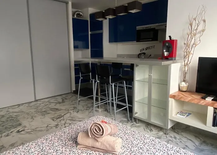 Azur, studio classé, climatisé, wifi, ascenseur, à 75 m de la plage Toulon