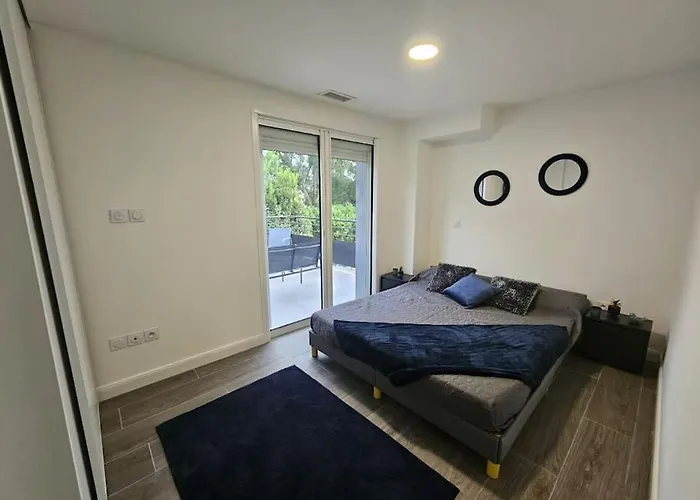 Villa 4 Chambres Avec Piscine. Nîmes