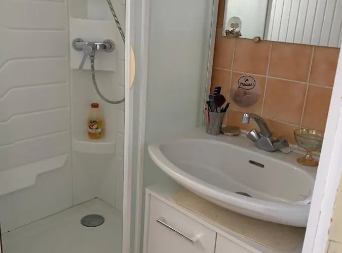 Villa Petite Maison De Pecheurs Hypercentre La Rochelle à La Rochelle  Privée