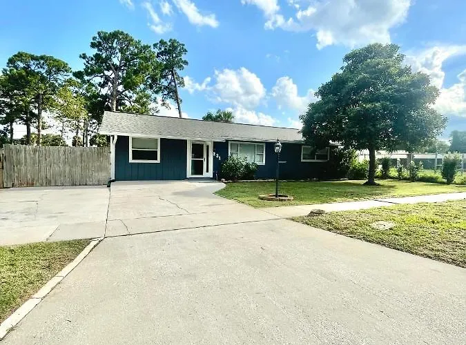 A Cozy Space Coast Retreat Titusville with Pool