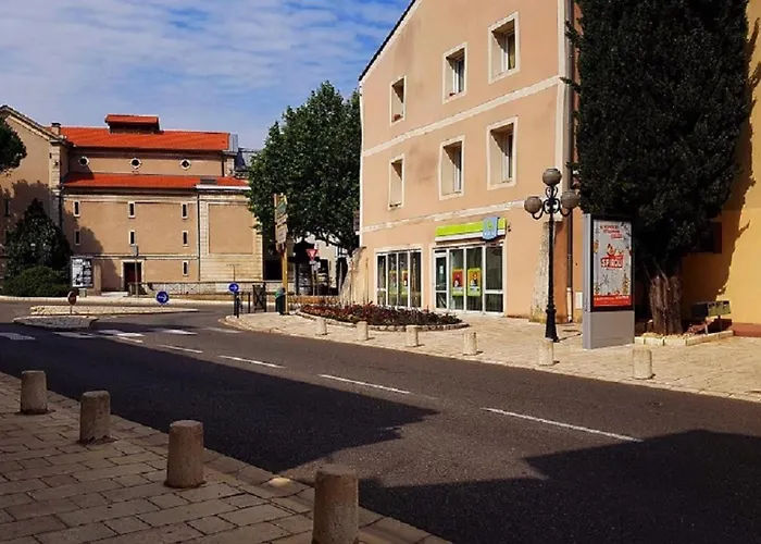 Gite Urbain Les Jardins De La Meyne Orange 