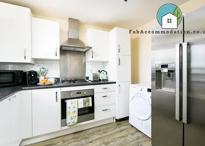 Large 3Bed-Parking & Garden-By Fabaccommodation Bristol