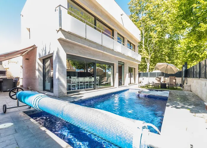 Villa De Lujo. Piscina Con Jacuzzi. Empuriabrava Privée