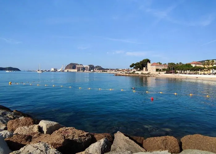Logement climatisé avec jardin et parking pour 2 personnes en bord de plage La Ciotat