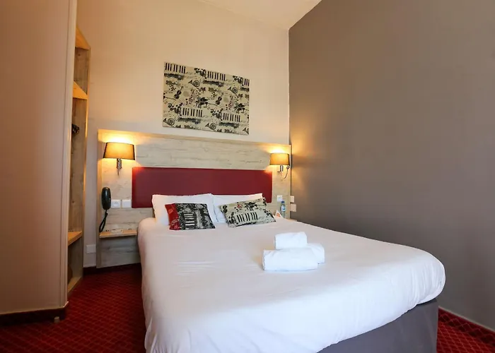Brit Hotel Bleu Nuit Saintes