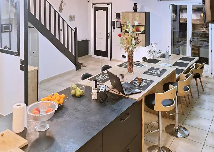 Pet Friendly Home In Avignon avec Piscine