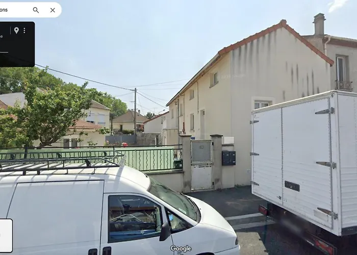 Agreable Maison Avec Parking Gratuit Sur Place. Saint-Denis 
