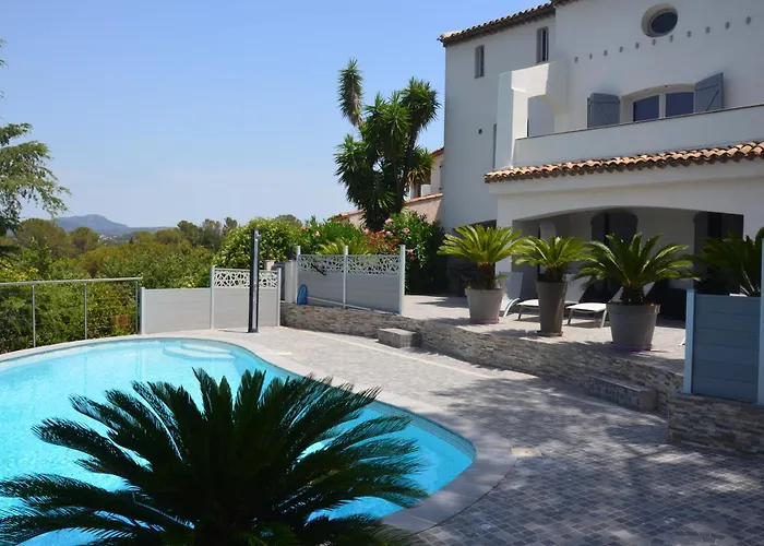 Belle maison avec piscine dans les hauteurs à Saint Raphael
