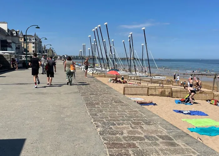 STUDIO 3 Mn de la PLAGE Terrasse Vélos Proche de la ville fortifiée Saint-Malo
