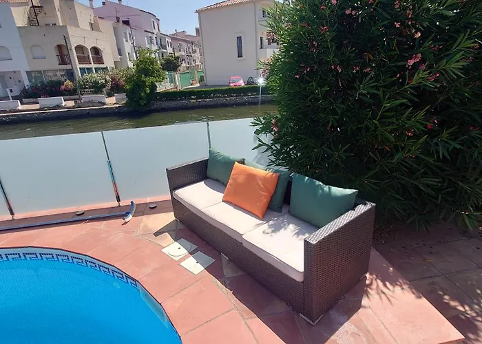 Villa Empuriabrava On Main Canal With 13 M Private Mooring, Private Pool, Air Con In All Rooms, Non-Smoking