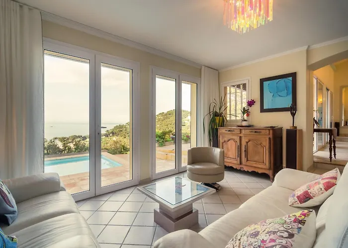 Villa In Hyeres Near Beach & Pool avec Piscine