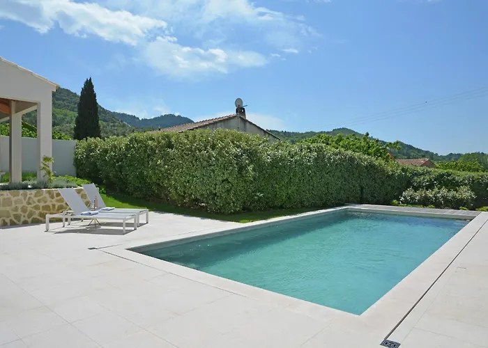 Villa In Malaucene With Heated Pool avec Piscine