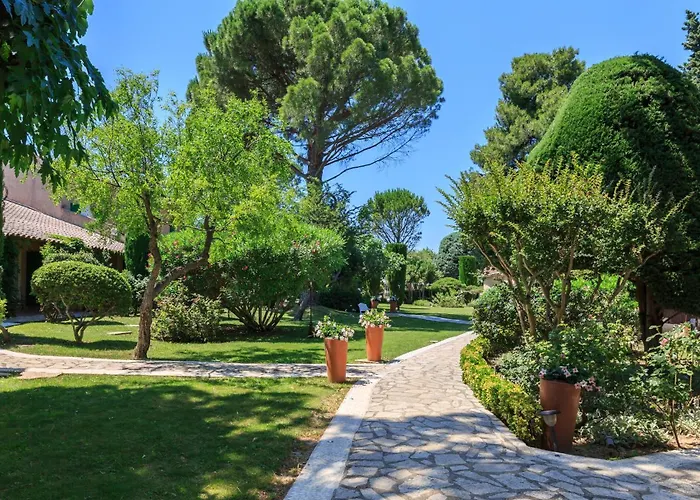 Auberge de Cassagne&Spa Le Pontet  Avec Terrain de Golf