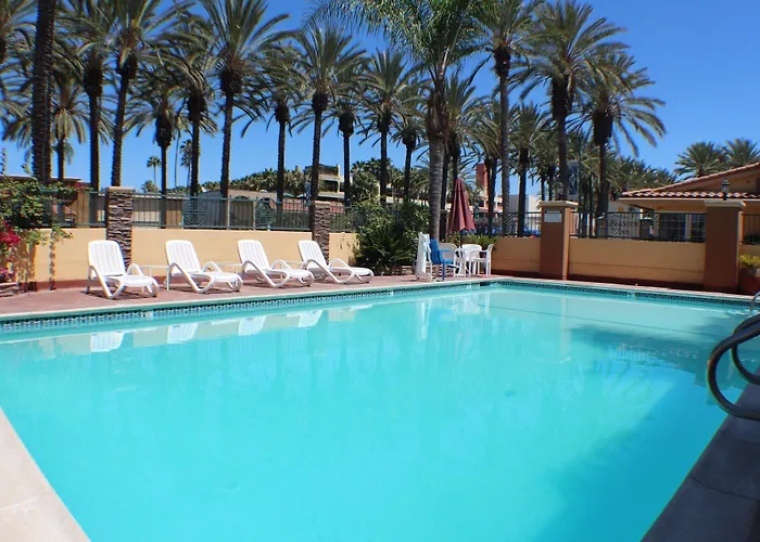 Anaheim Islander Inn And Suites Near Park And Convention Center