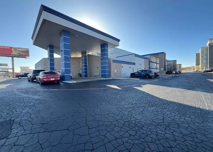Amarillo Hotels with Pool