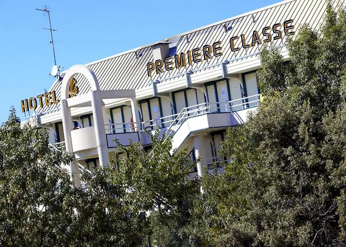 Premiere Classe Salon De Provence Avec Terrain de Golf