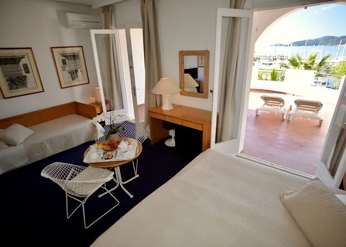 Auberge De La Calanque Le Lavandou