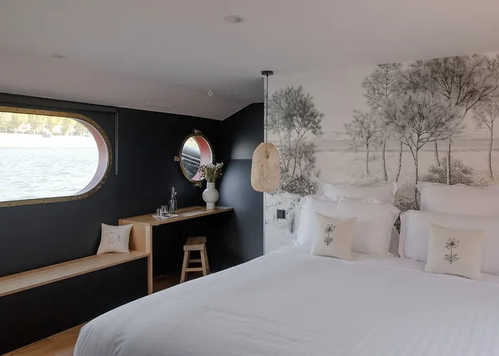 Hotel La Peniche - Bed And Bicycle - Tournon