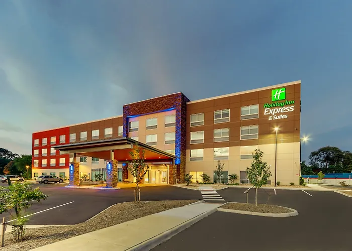 Holiday Inn Express & Suites - Roanoke - Civic Center With a Casino