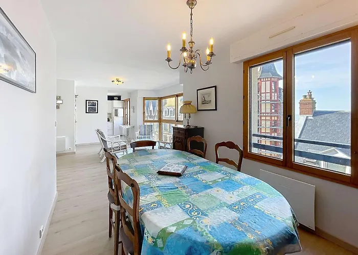 Grand duplex en centre-ville avec vue, à 50m de la plage, ascenseur, et WIFI - FR-1-361-165 Granville