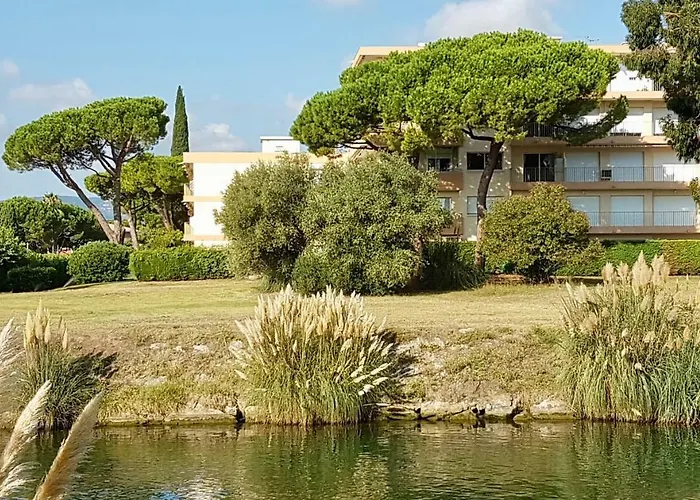 appartement très agréable centre Mandelieu très calme avec air conditionné et grande terrasse avec piscine