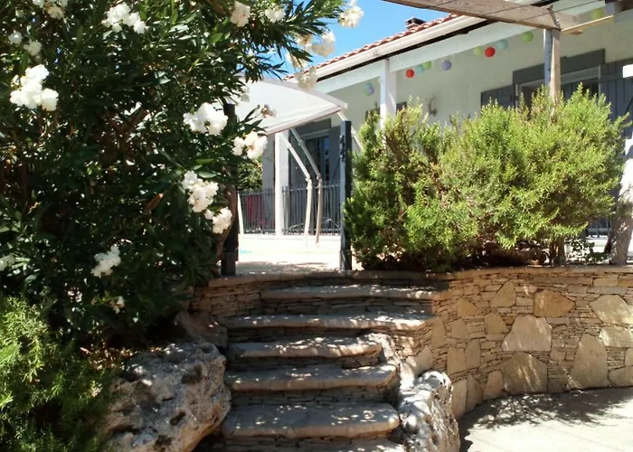villa provençal avec piscine a vias de 10 personnes avec Piscine