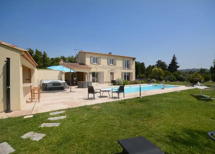 Villa 4 chambres Spa Sauna Piscine chaufée boulodrome LA BASTIDE DE LUSON Maussane-les-Alpilles Privée
