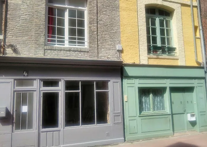 L établissement APPARTEMENT DESIGN vous propose, 1 appartement 2 chambres plus salon, 3 appartements , NETFLIX, lits faits à votre arrivée, serviettes de toilette, Ménage, Wifi ,Plage à 190m, BOX à Vélos, paiement 3 fois sans frais, prix tout compris